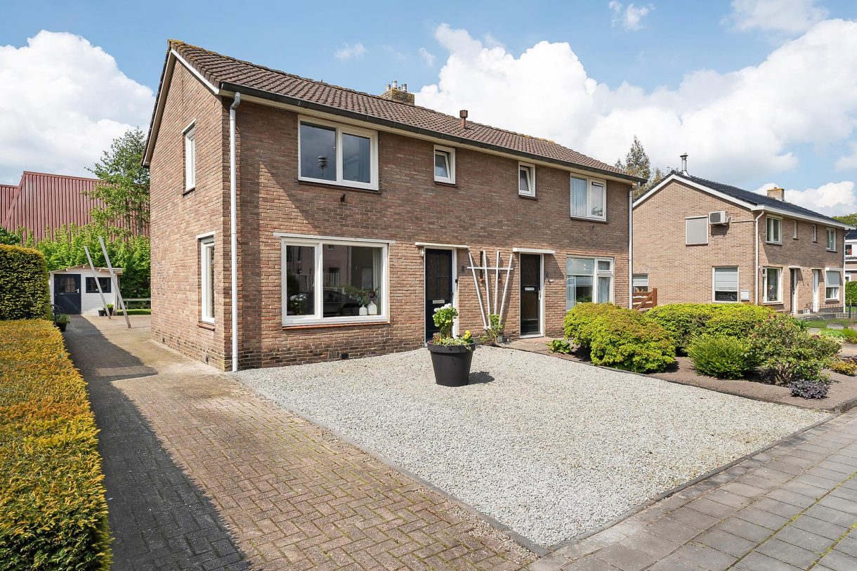 Te koop: Foto Woonhuis aan de Burg. van Veenlaan 8 in Nijeveen