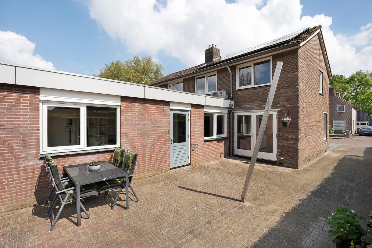 Te koop: Foto Woonhuis aan de Burg. van Veenlaan 8 in Nijeveen